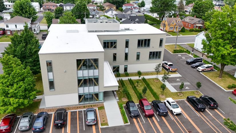 Le bâtiment se démarque notamment par sa structure novatrice en bois lamellé-croisé, qui offre une grande flexibilité d’aménagement.