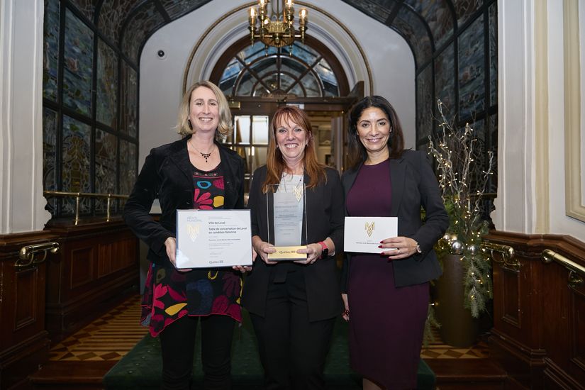 Les lauréates membres de la Table de concertation de Laval en condition féminine, mesdames Marie-Ève Surprenant, coordonnatrice générale, et Sylvie Majeau, administratrice de la Table, et madame Ichrak Zahar, directrice des communications et du Web du Conseil du statut de la femme.