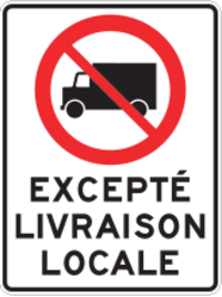 Un panneau rectangulaire contenant un cercle rouge dans sa moitié supérieure. À l’intérieur de ce cercle se trouve la silhouette noire d’un camion, vu de côté, barrée par une ligne rouge. L’indication « EXCEPTÉ LIVRAISON LOCALE » se trouve dans la partie inférieure, en majuscules.