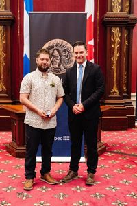 Photo de M. Jean-Philippe Bourque recevant la mention d'honneur du civisme.