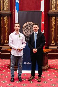 Photo de M. Jean-Philippe Godin recevant la mention d'honneur du civisme.