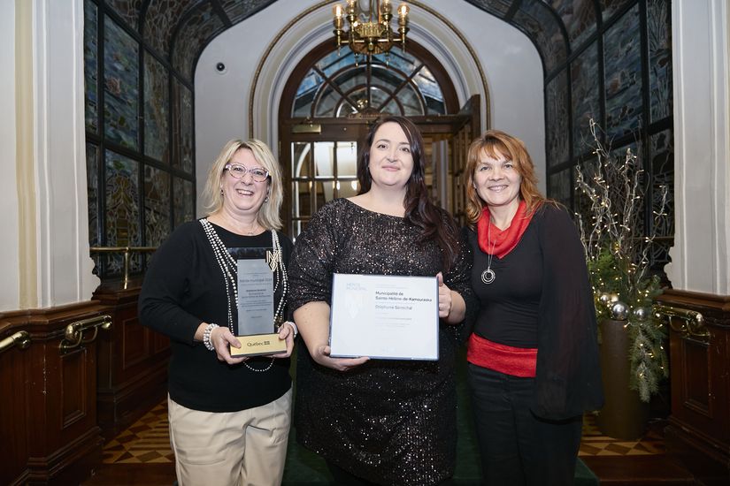 La lauréate, madame Stéphanie Sénéchal, coordonnatrice de COSMOSS Kamouraska, en compagnie de mesdames Annie Levasseur, mairesse, et Isabelle Caillouette, agente de développement et de loisirs, de Sainte-Hélène-de-Kamouraska.
