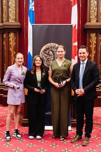 Photo d'Angélique Bertrand, Ophélie Lamontagne et Mathilde Vallières recevant la mention d'honneur du civisme.