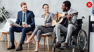 Photographie à éviter : Personnes stéréotypées / mise en scène évidente / diversité forcée Photo représentant une mise en scène évidente avec des personnages stéréotypés. Elle nous montre aussi une diversité qui semble forcée.