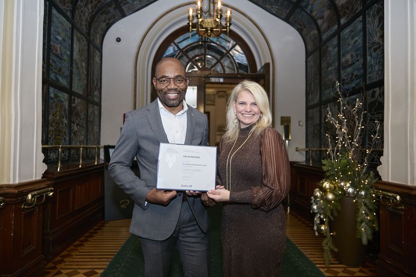 Le lauréat et la lauréate, monsieur Dieudonné Ella Oyono, directeur de service par intérim, et madame Natasha Beauchesne, commissaire au développement économique, tous deux du Service du développement économique, Ville de Montréal.