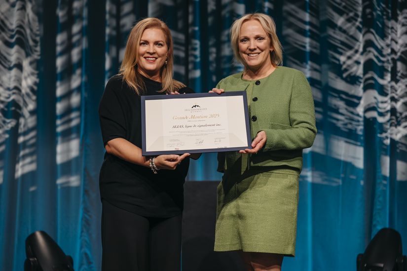 Mme Geneviève Hébert a remis la Grande Mention à Vicky Poirier, Présidente-directrice générale d’Alias, ligne de signalement. 