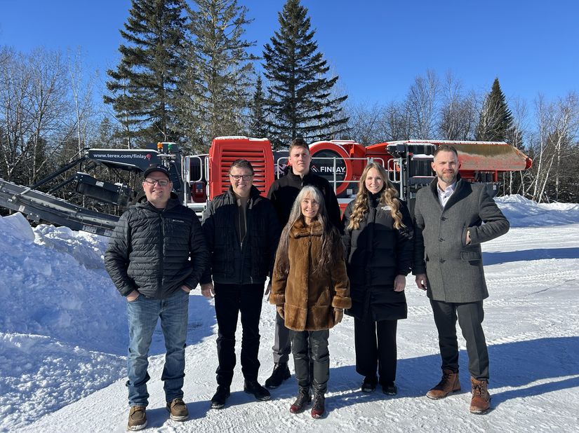 Dany Boulianne, Agrégats Dany Morissette, Eric Girard, ministre délégué au développement économique régional et Ministre responsable de la région du Saguenay-Lac-St-Jean, Jérémie Morissette, Agrégats Dany Morissette, Marie-Louise Tardif, députée de Laviolette St-Maurice, Valérie Morissette, Agrégats Dany Morissette, et Olivier Boucher, directeur régional centre du Québec et Maurice chez Investissement Québec.