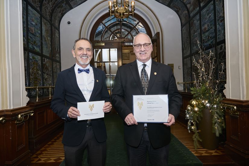 Les lauréats, monsieur Réjean Fortin, consultant en développement durable et changements climatiques, et monsieur Richard Perron, maire de L’Anse-Saint-Jean.