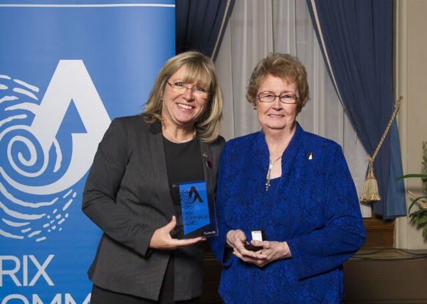 Lucette C. Larochelle qui reçoit le trophée au nom de la lauréate Estelle Morissette-Larivière