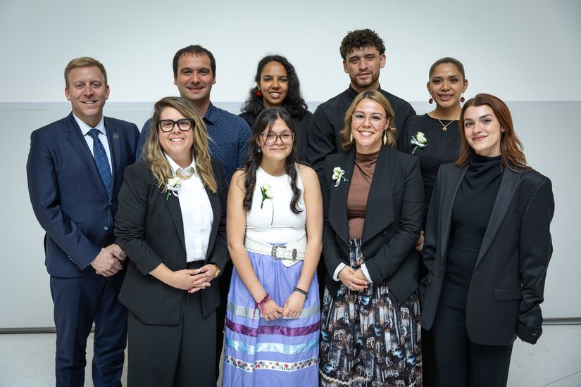 De gauche à droite et de haut en bas : M. Mathieu Lévesque, ministre responsable de la Jeunesse et ministre délégué aux Régions, le lauréat, M. Yann le Chevoir, la lauréate, M<sup>me</sup> Gabrielle Chavrette, le lauréat, M. José Eduardo Dorante Pardo, la lauréate, M<sup>me</sup> Ingrid Sanchez Gonzalez, la lauréate, M<sup>me</sup> Joëlle Dalpé, la lauréate, M<sup>me</sup> Livia Pittikwi-Lacasse, la lauréate, M<sup>me</sup> Sarah Vachon et la porte-parole des prix Reconnaissance jeunesse 2026, M<sup>me</sup> Livia Martin.