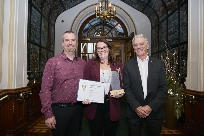 La lauréate, madame Anick Fredette, en compagnie de son conjoint, monsieur Christian Couture, et du maire de Cookshire-Eaton, monsieur Mario Gendron.
