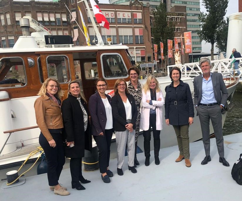 Gens devant un bateau