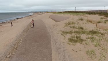 Simulation visuelle montrant un accès en gravier à une plage, surmonté d’une dune d’où sort en partie un tube en géotextile qui est aussi recouvert, dans une autre partie, par une épaisse couche de sable. Une clôture en zigzag et une autre clôture linéaire se trouvent plus haut sur la dune.