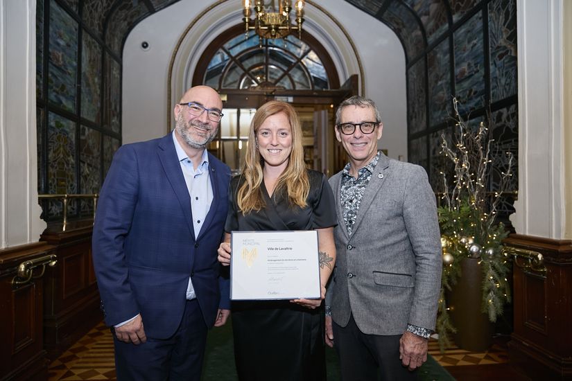 Les lauréats et la lauréate, monsieur Marc-Olivier Breault, directeur général, madame Nathalie Des Alliers, directrice des loisirs, de la culture et des relations à la communauté, et monsieur Christian Goulet, maire de Lavaltrie.