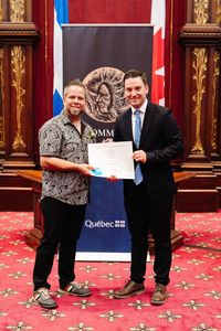 Photo de M. Jimmy Ouellette recevant la mention d'honneur du civisme.