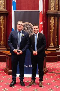 Photo de M. Carol Lévesque recevant la mention d'honneur du civisme.