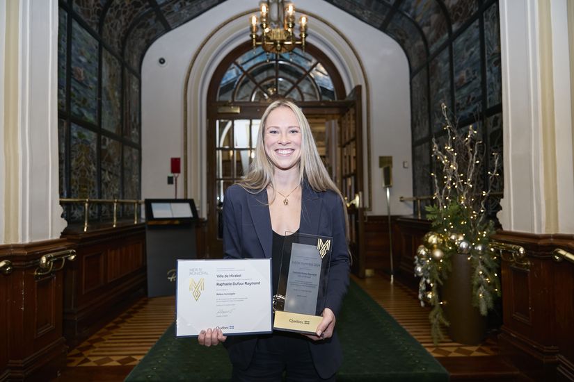 La lauréate, madame Raphaële Dufour Raymond, travailleuse sociale spécialisée en violence conjugale.