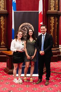 Photo de Laury-Ann Fortin et Zoé Grisé recevant la mention d'honneur du civisme.
