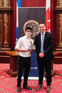 Photo de M. Loïc Gravel recevant la médaille du civisme.