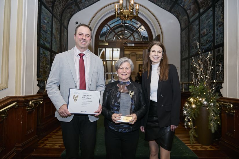 Le lauréat, monsieur Frédéric Gagnon, propriétaire de Remorquage FG, en compagnie de sa conjointe, madame Cindy Levesque, et de madame Charlotte Audet, conseillère municipale et mairesse suppléante de Sept-Îles.
