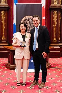 Photo de Mme Raymonde Doucet, mère de M. Dominic Stébenne recevant la médaille du civisme pour son fils.