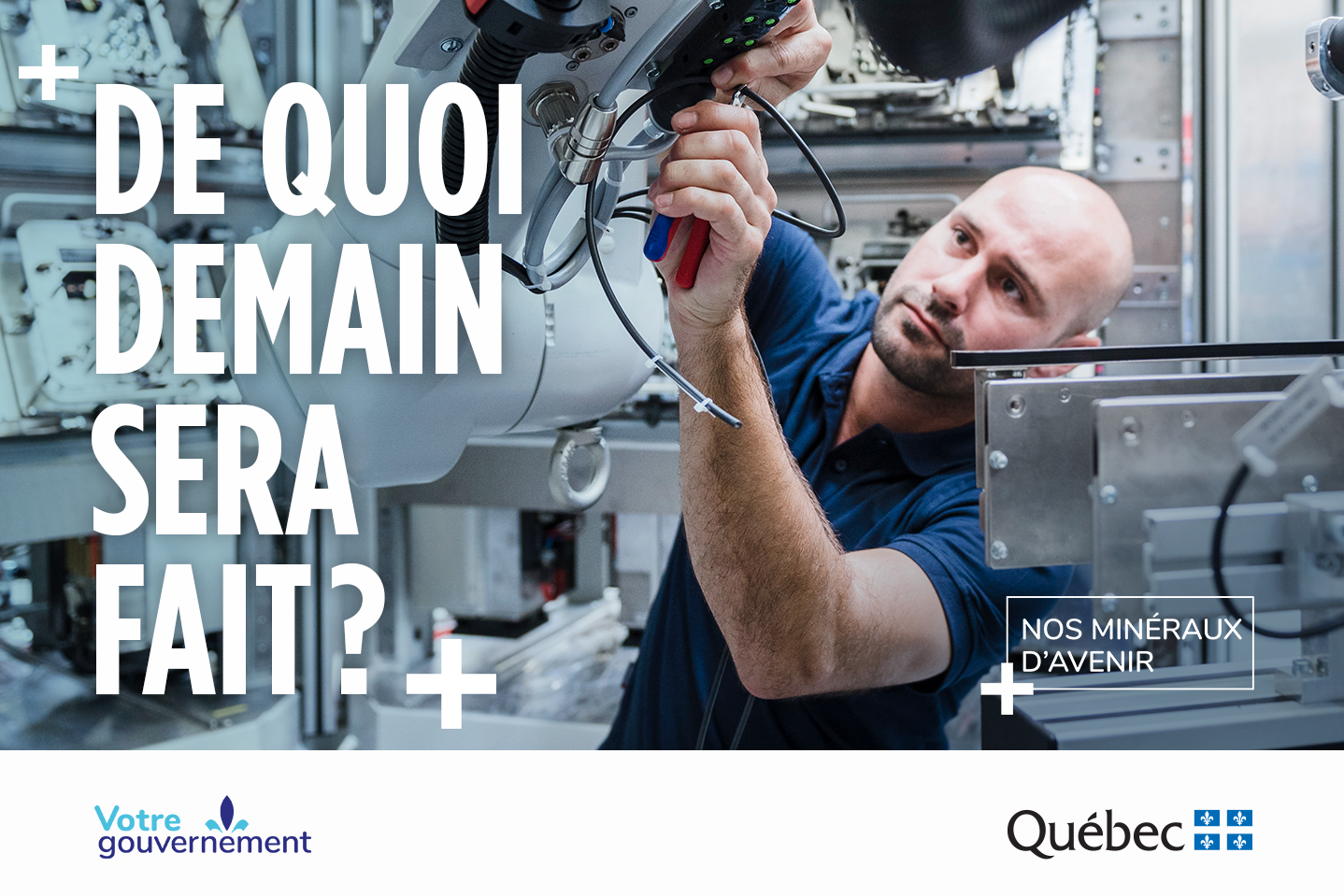 Homme qui répare un équipement technologique