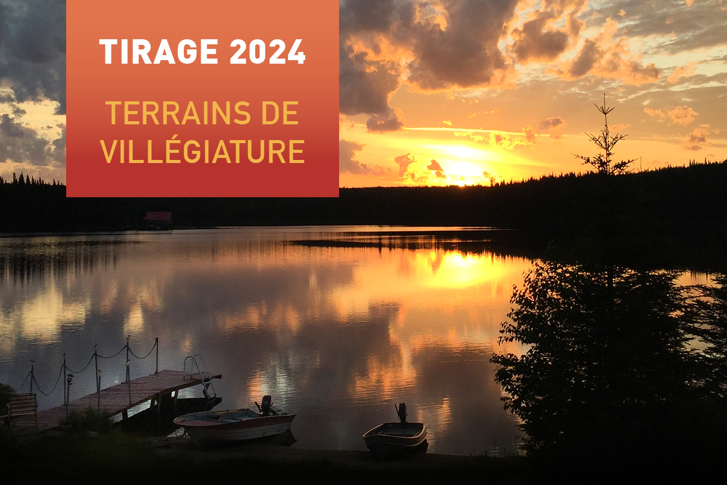  Coucher de soleil sur un lac, entouré d’arbres.