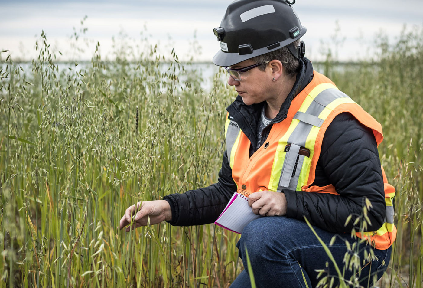 Travailleuse vérifiant le sol.