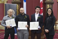 Photo de M. Éric Beaudet, M. Jonathan Goyette-Racine et M. Steven Reed-Potvin recevant la mention d'honneur du civisme.