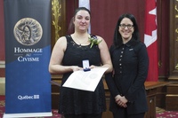 Photo de Mme Mélanie Couturier recevant la mention d'honneur du civisme.