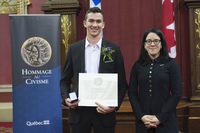 Photo de M. Maxence Cyr recevant la mention d'honneur du civisme.