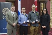 Photo de M. Rémi Deroy et M. Éric Levasseur recevant la médaille du civisme.