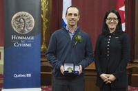 Photo de M. Serge Larouche recevant la médaille du civisme.