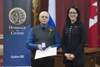 Photo de M. Jocelyn Savard recevant la mention d'honneur du civisme.