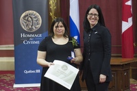 Photo de Mme Katy Taschereau recevant la mention d'honneur du civisme.
