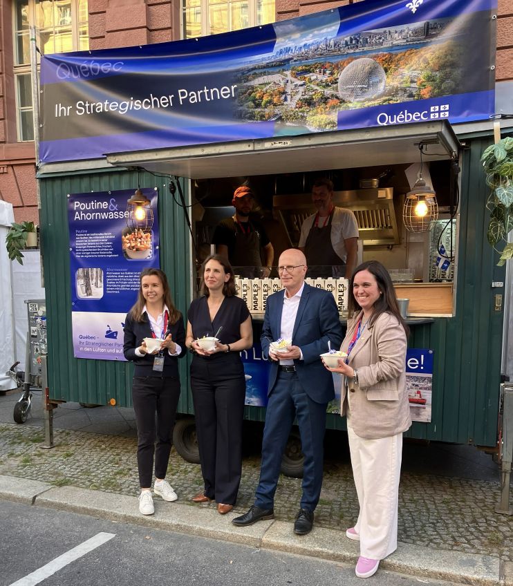 Le premier maire et la conseillère d'État et la plénipotentiaire de Hambourg avec la déléguée générale du Québec pour l'Allemagne et l'attachée aux relations gouvernementales de l'Antenne du Québec à Berlin 