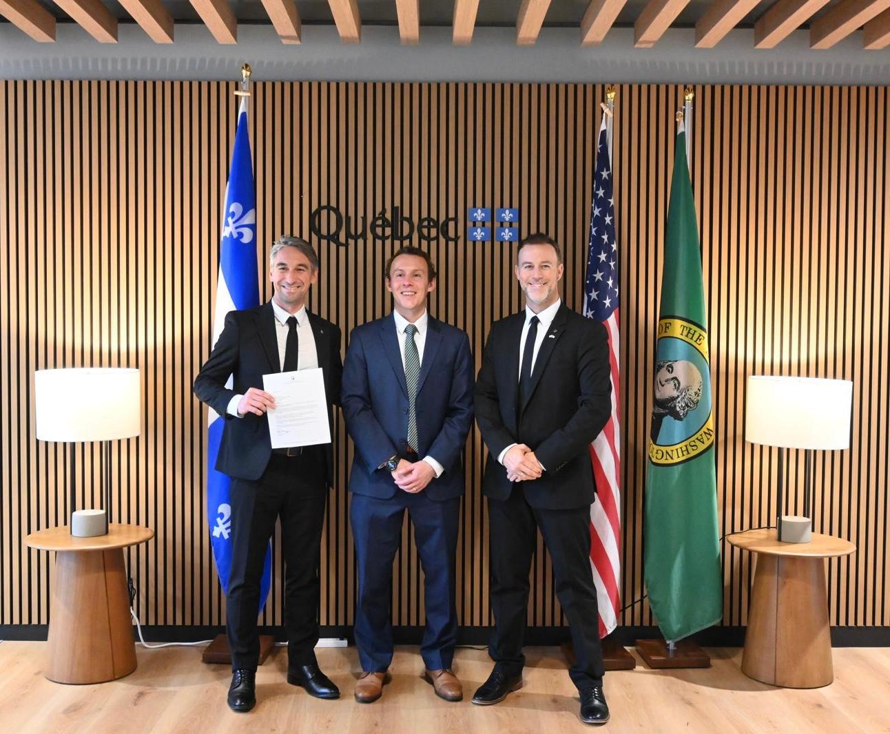 Trois personnes en rangée