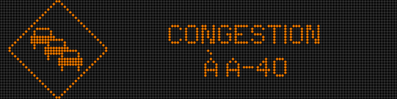 Un pictogramme lumineux en forme de losange. Trois automobiles sont en ligne, en diagonale, en son centre. L’indication « À A-40 » est située à droite des automobiles.