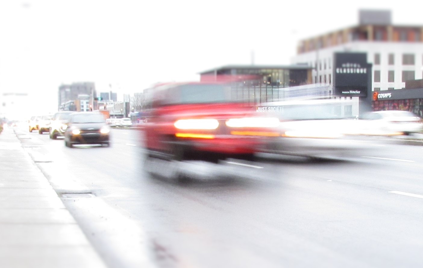 Voitures circulant sur le boulevard Laurier à Québec.