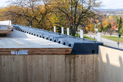 Vue extérieure du bâtiment lors de la construction