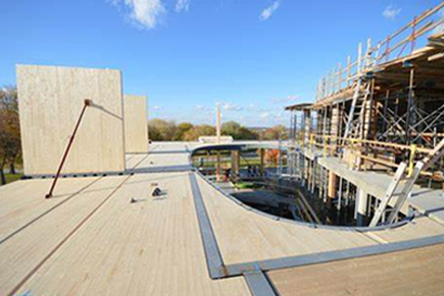 Vue extérieure du bâtiment lors de la construction
