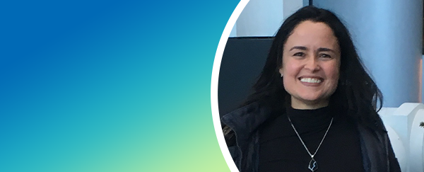 Femme d'origine cubaine, souriante.